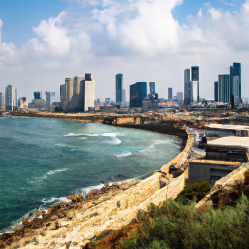 נוף פנורמי של קו הרקיע של תל אביב, עם גורדי שחקים מודרניים מול נמל יפו ההיסטורי.